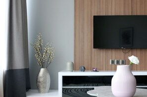 Leilighet – deluxe, 2 soverom, kjøkken | Oppholdsrom | Flatskjerm-TV