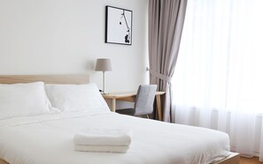 1 室のベッドルーム、高級寝具、デスク、アイロン / アイロン台