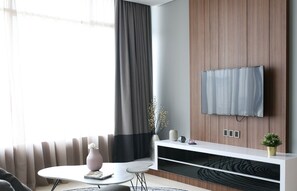 Leilighet – deluxe, 2 soverom, kjøkken | Oppholdsområde | Flatskjerm-TV