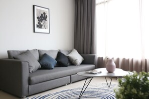 デラックス アパートメント 2 ベッドルーム キッチン | リビング エリア | 薄型テレビ