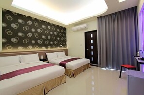 A hotel room with two beds, a desk, and a large window with curtains. - Blue Ocean Stars B&B (Taitung)