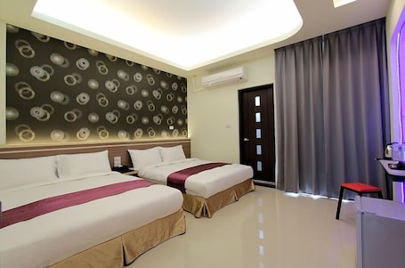 Grand Quadruple Room, 1 Bedroom | Minibar, desk, blackout drapes, soundproofing. Blue Ocean Stars B&B