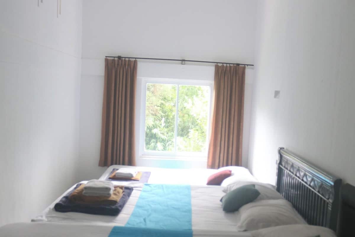 Tebing Bawah | 1 bedroom, desk, bed sheets