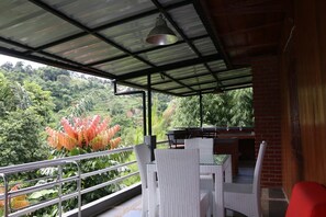Chambre Familiale, salle de bains privée | Terrasse/Patio