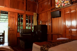 Perhehuone, 2 keskisuurta parisänkyä ( For 4 ) | 1 makuuhuone, työpöytä, vuodevaatteet