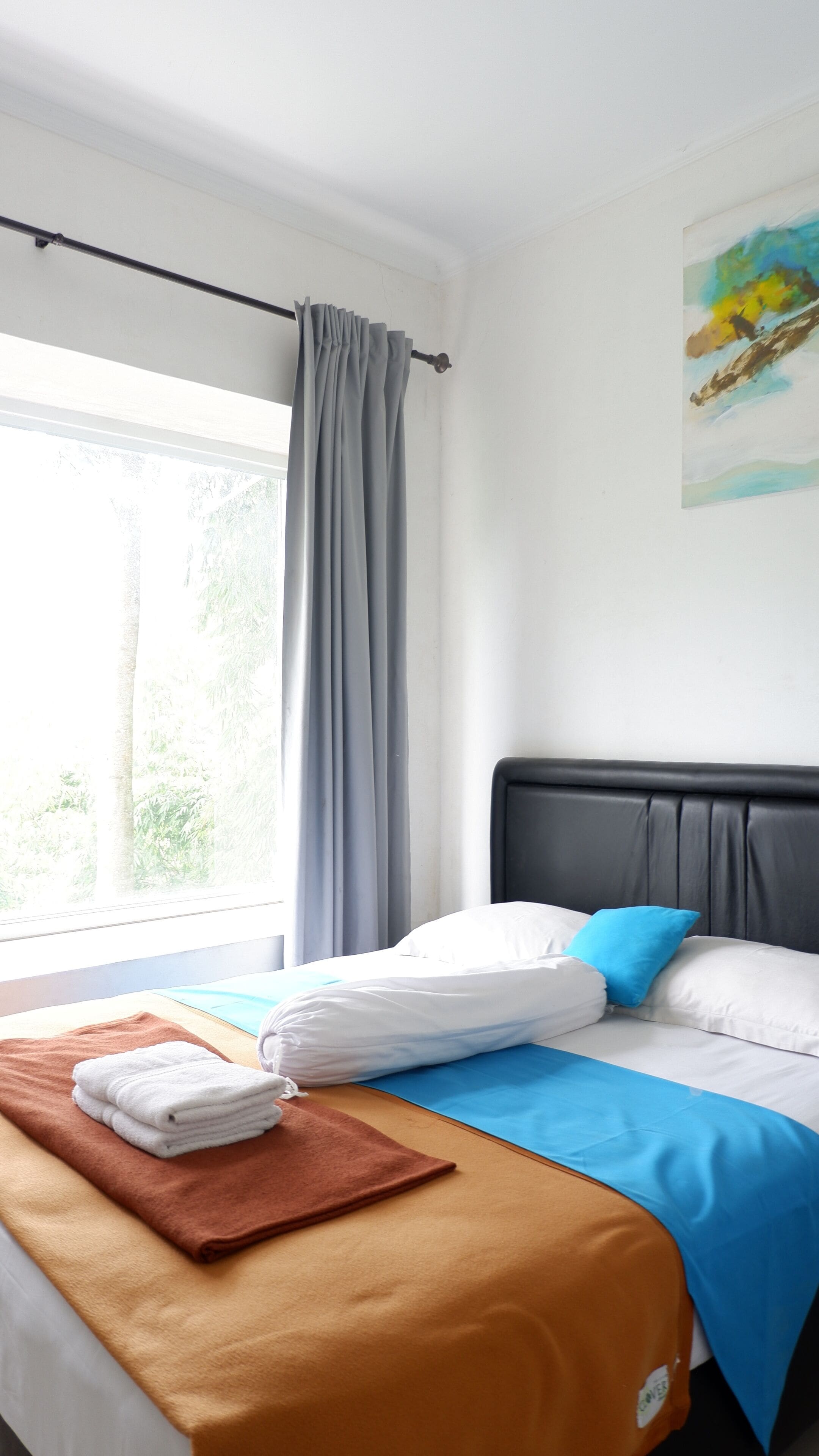 Villa Tebing Atas | 1 室のベッドルーム、デスク、ベッドシーツ