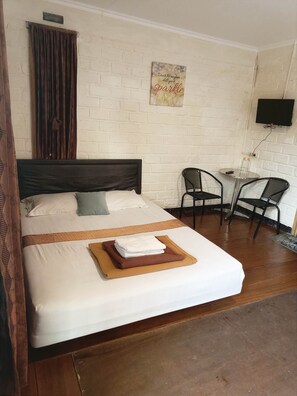 高级双人房 | 1 多间卧室、办公桌、床单