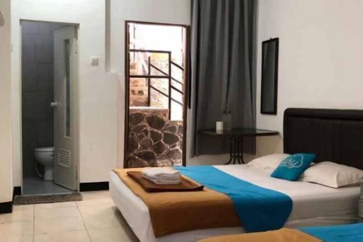 1 habitación, escritorio y ropa de cama