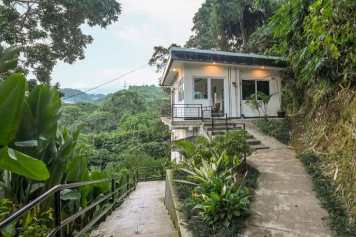 Villa (Tebing Atas) | 1 camera, una scrivania, lenzuola