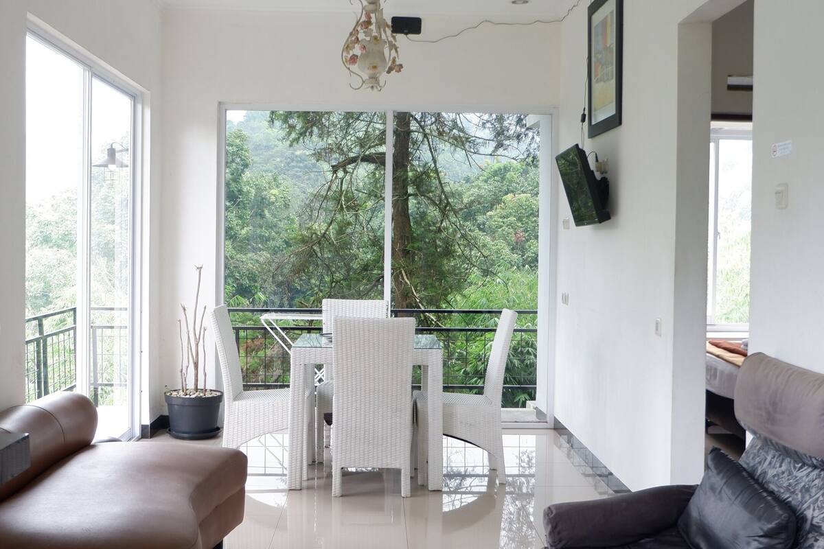 Villa Tebing Atas | 1 間臥室、書桌、床單