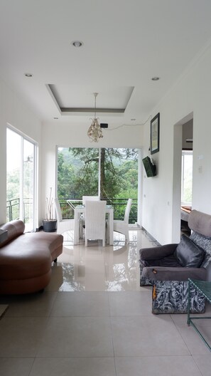 Tebing Atas | 1 bedroom, desk, bed sheets