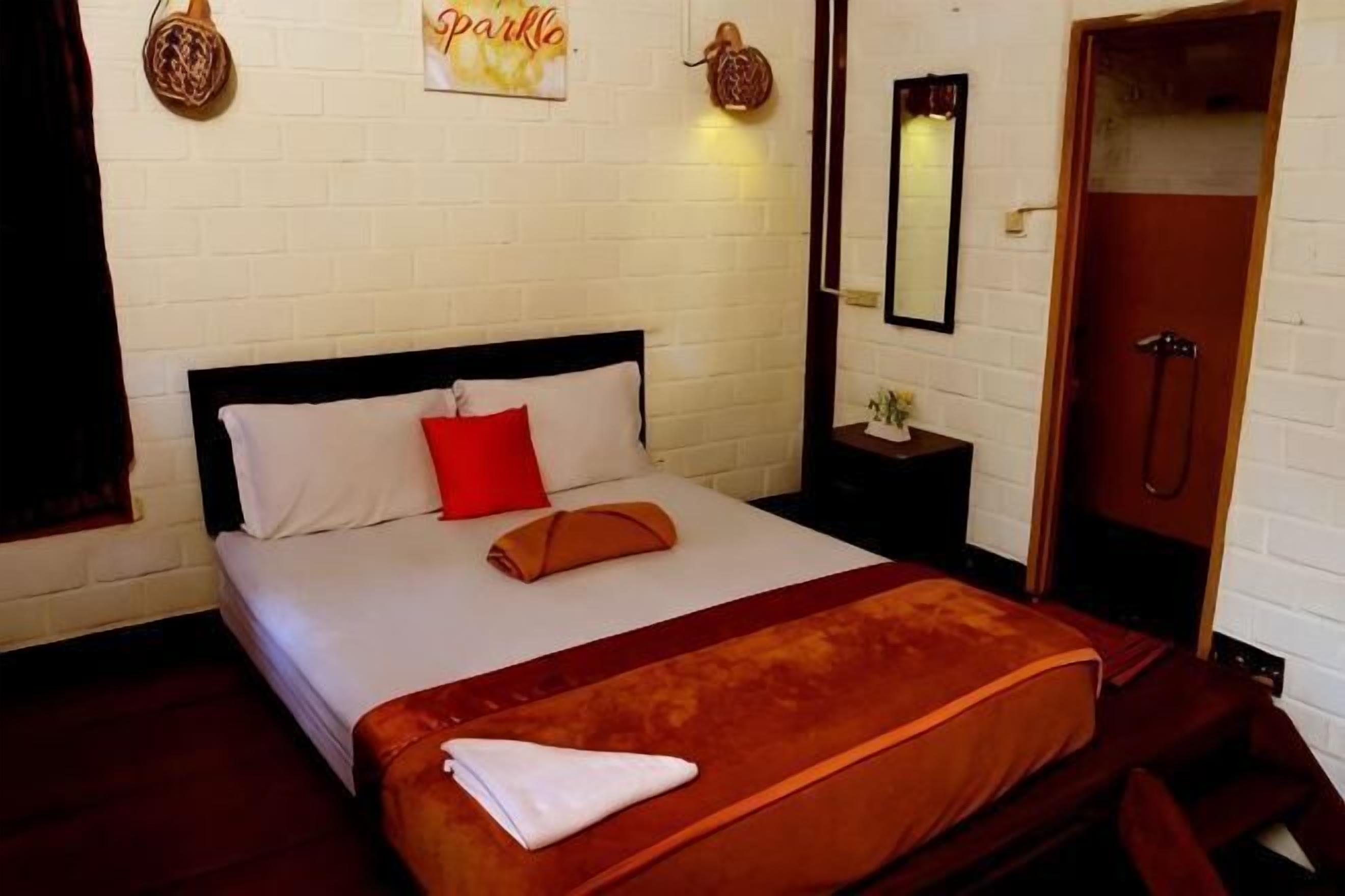 1 bedroom, desk, bed sheets