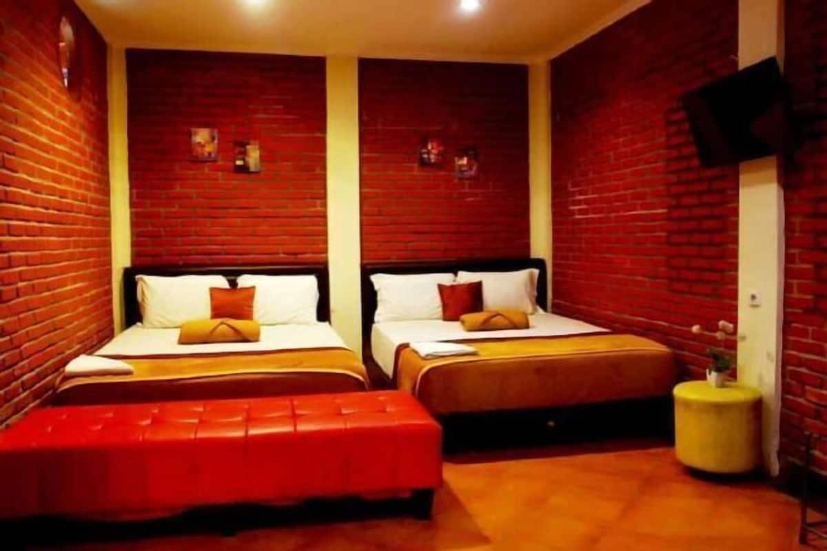 1 bedroom, desk, bed sheets