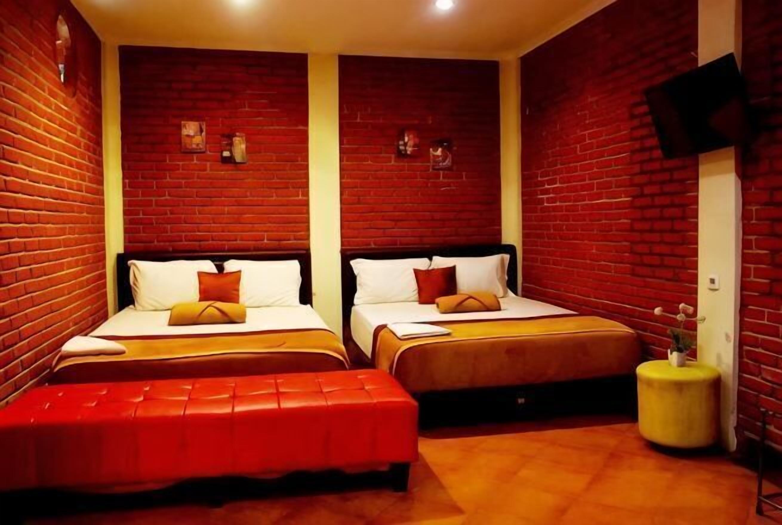 1 bedroom, desk, bed sheets