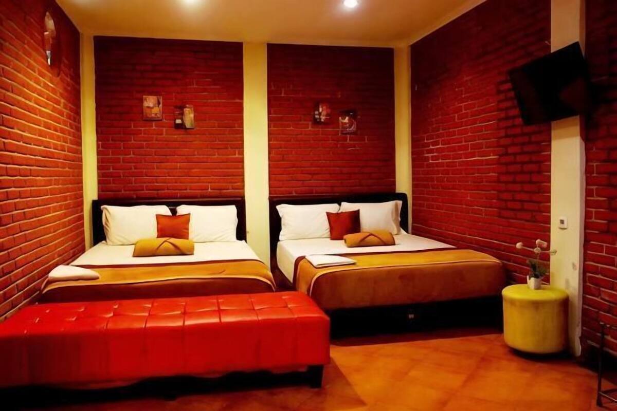 1 bedroom, desk, bed sheets