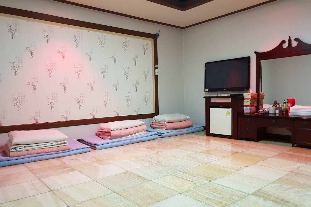 Room (Korean Ondol)