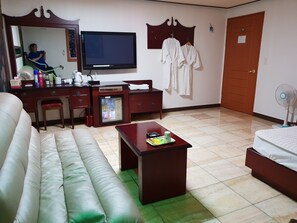 Habitación doble estándar | Área de sala de estar | Televisión de pantalla plana 