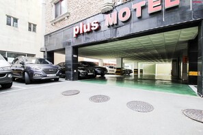 Property entrance - Plus Motel (Busan)