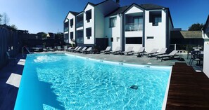 Kauden mukainen ulkouima-allas, aurinkotuoleja