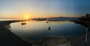 Skrivebord, lydisolert, strykejern/-brett og barnesenger (inkludert)