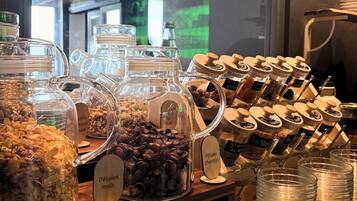 Exposição de alimentos com vários potes etiquetados com itens alimentares como 'Pétales chocolat' e 'Pétales mais'.