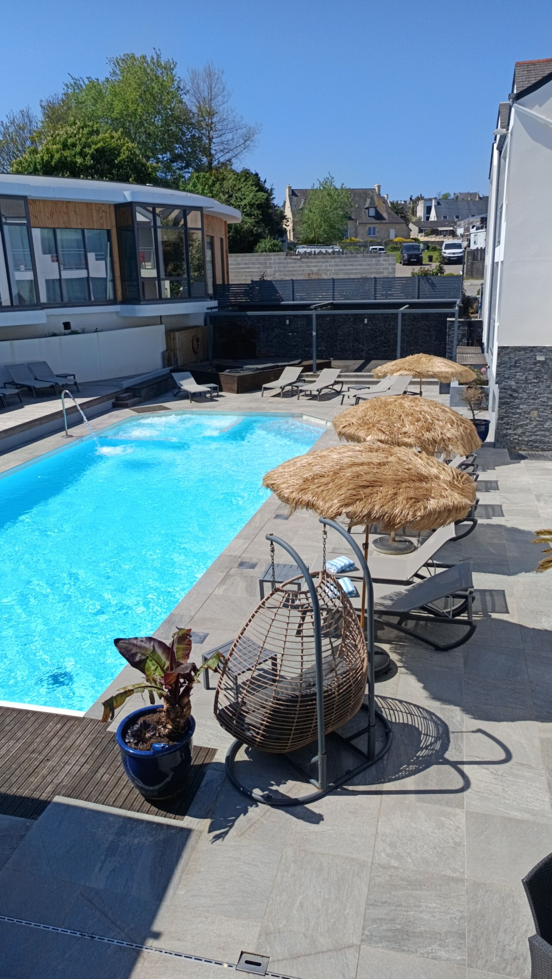Una piscina al aire libre de temporada, sillones reclinables de piscina