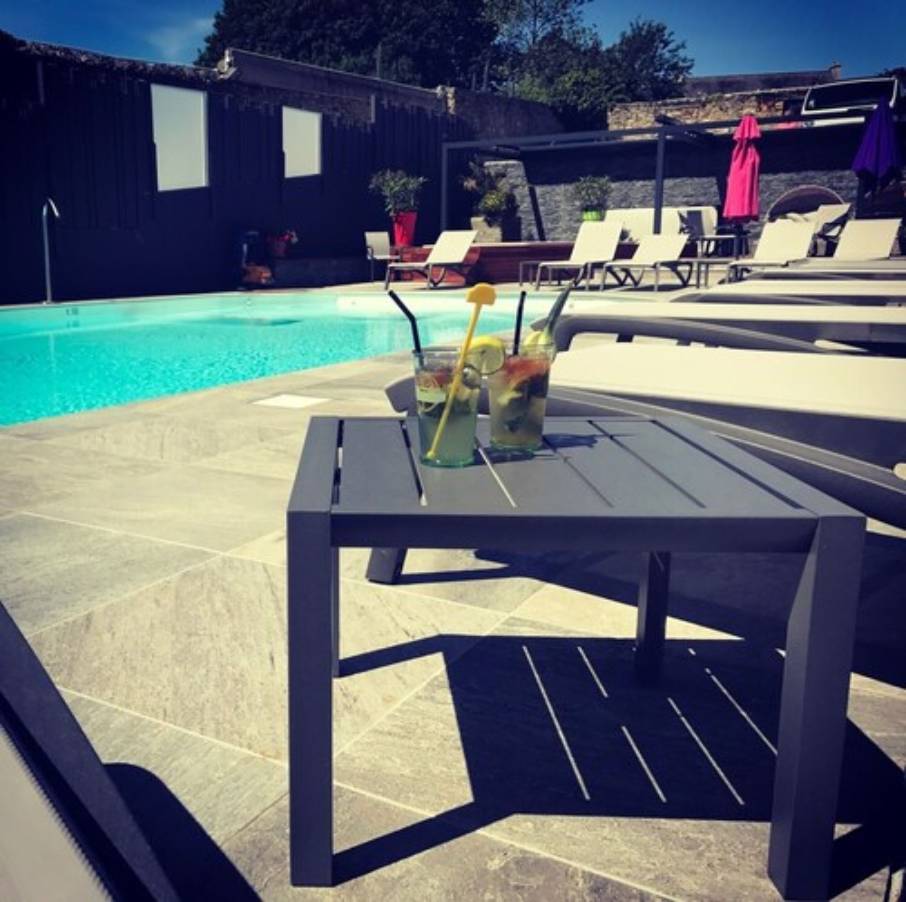 seasonal outdoor pool, pool loungers