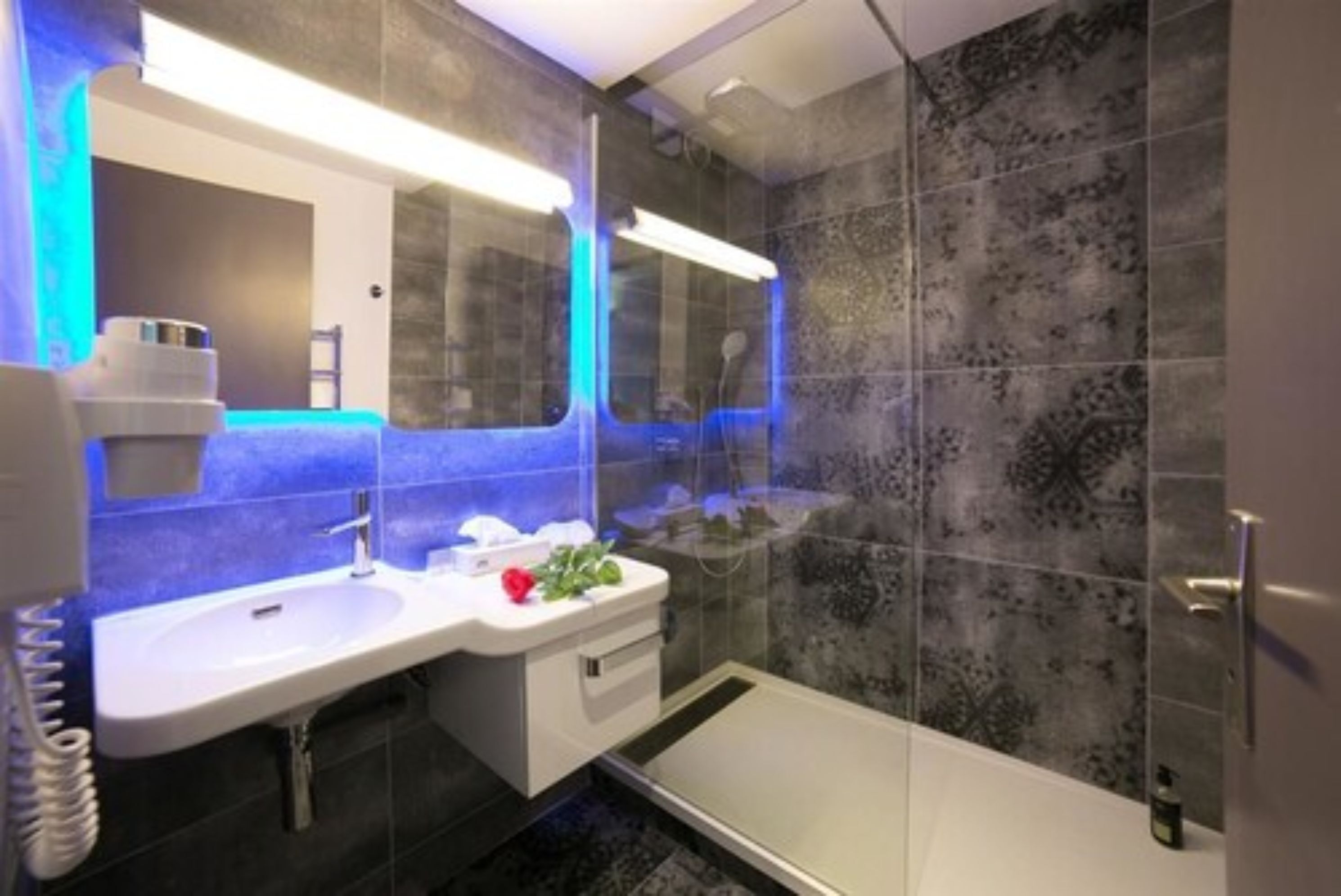 shower, free toiletries, hair dryer, towels