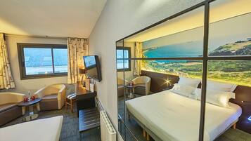 Club Room, Garden Area (2/3 people) | Desk, soundproofing, iron/ironing board, free cribs/infant beds
