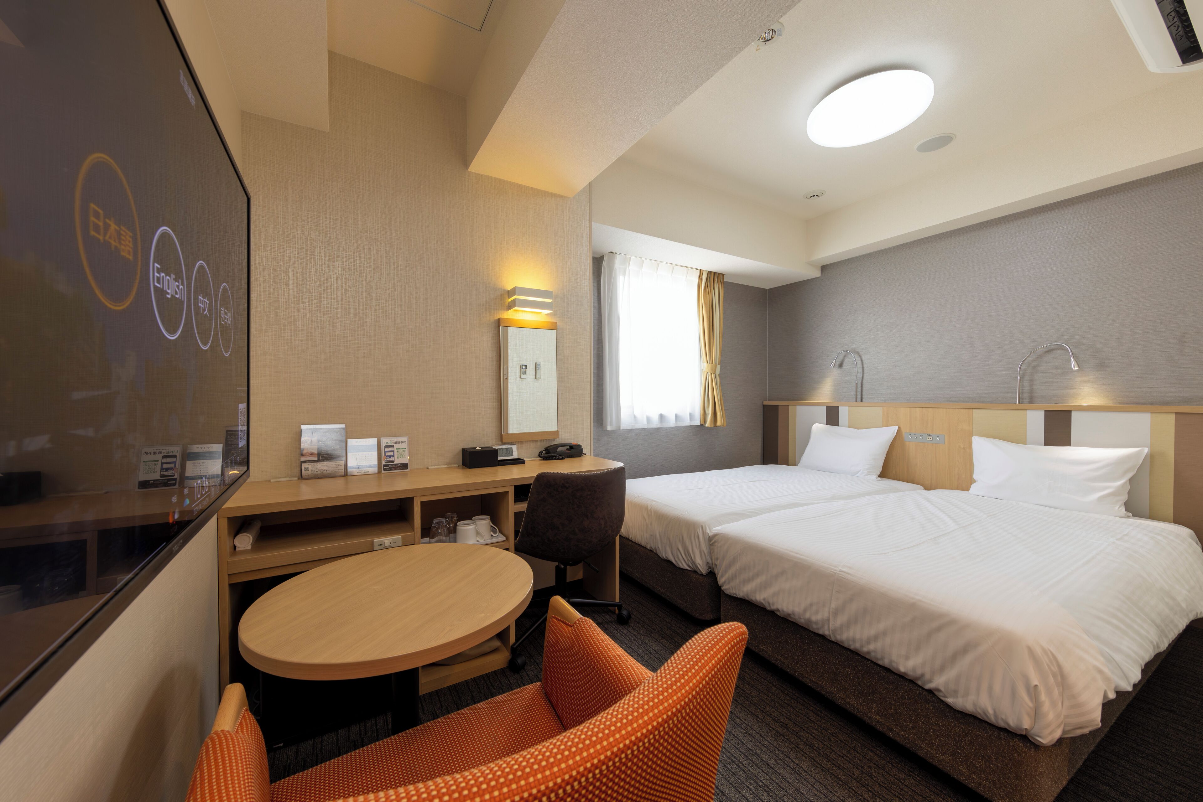 hollywood twin room, non smoking | down duvets, desk, blackout curtains, iron/ironing board