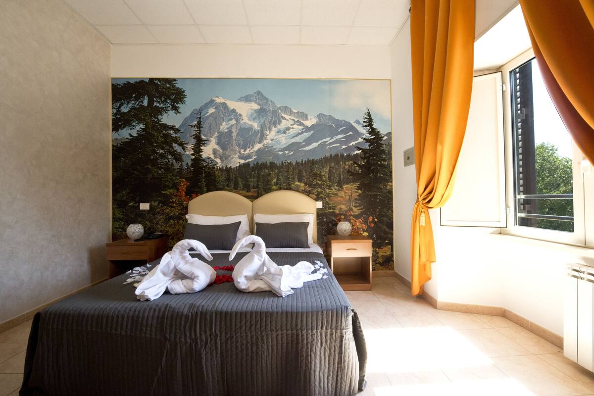 義大利 Frette 床單、羽絨被、客房內保險箱、書桌