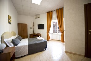 Kamar Double | Seprai Frette Italia, selimut bulu angsa, brankas, dan meja kerja