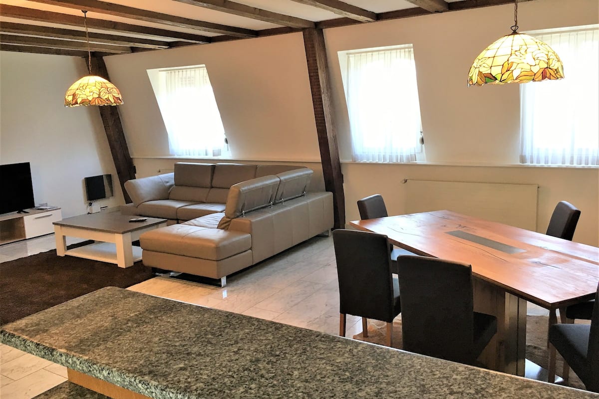Căn hộ Deluxe, 2 phòng ngủ, hiên, tầng Executive | Phòng khách | TV màn hình phẳng