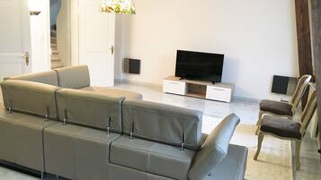 Deluxe Apartment, 2 Bedrooms, Terrace, Executive Level | Ruang tamu | TV skrin rata