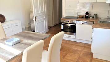 Premium Apartment, 2 Bedrooms, Refrigerator & Microwave, Executive Level | Makan dalam bilik