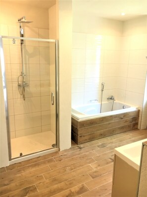 Appartement « Premier », 2 chambres, cuisine, rez-de-chaussée | Salle de bain