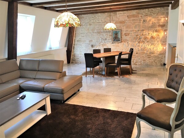 Deluxe Apartment, 2 Bedrooms, Terrace, Executive Level | Living area