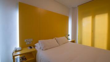 Habitación doble | Cortinas blackout, insonorización y tabla de planchar con plancha