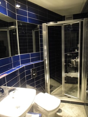 Einzelzimmer | Badezimmer | Kostenlose Toilettenartikel, Haartrockner, Handtücher