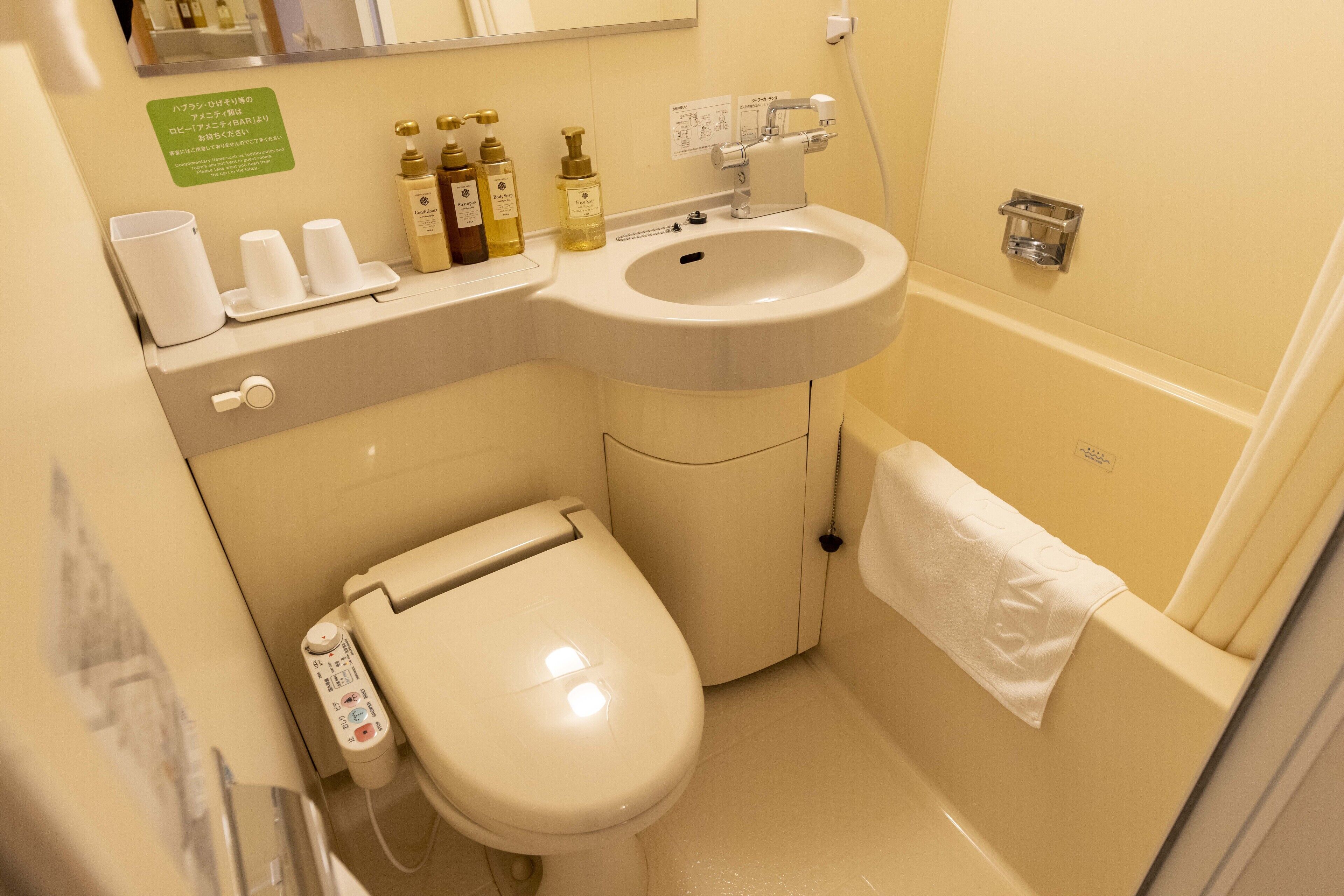 combined shower/bathtub, deep-soaking bathtub, free toiletries