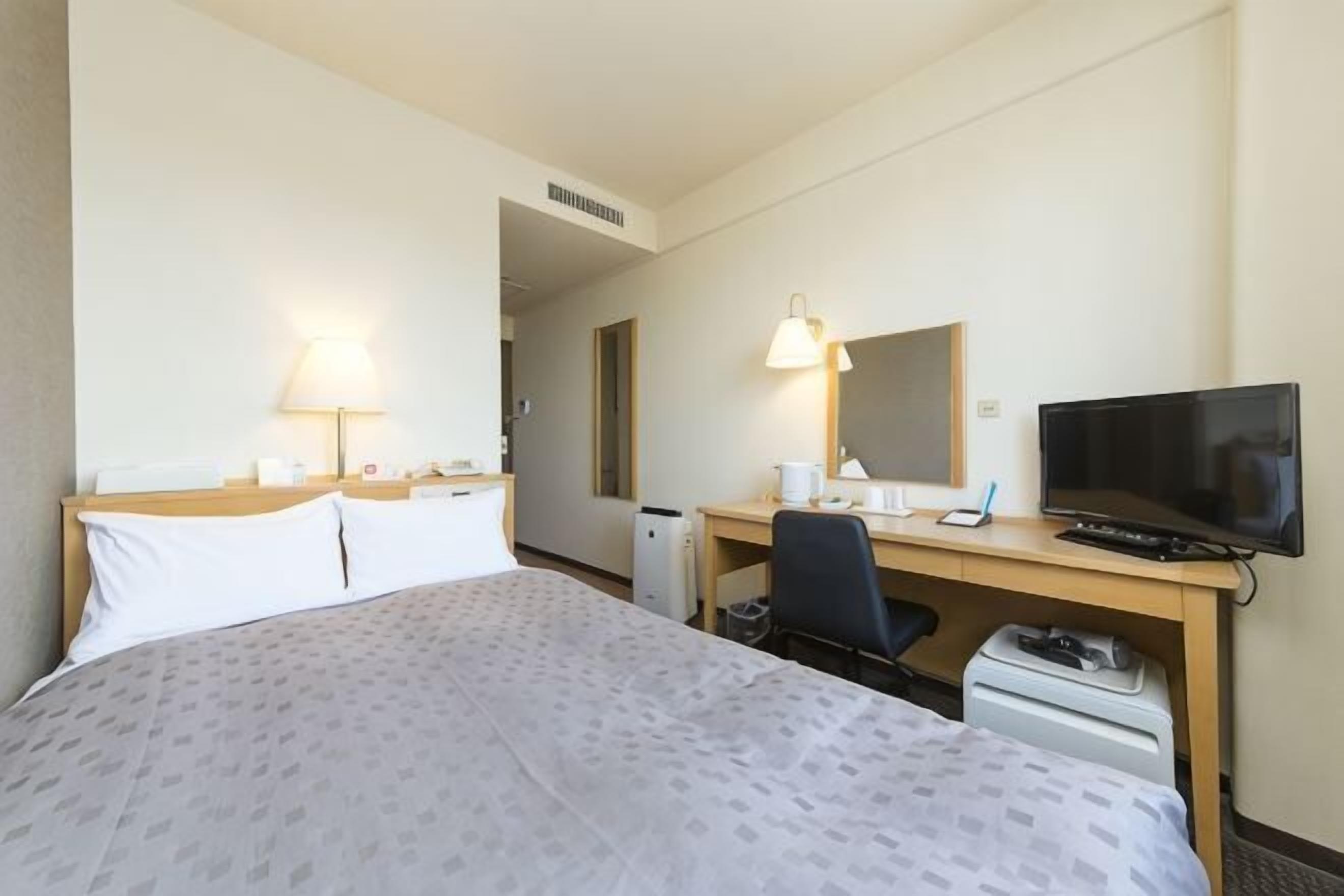 Desk, free WiFi, bed sheets
