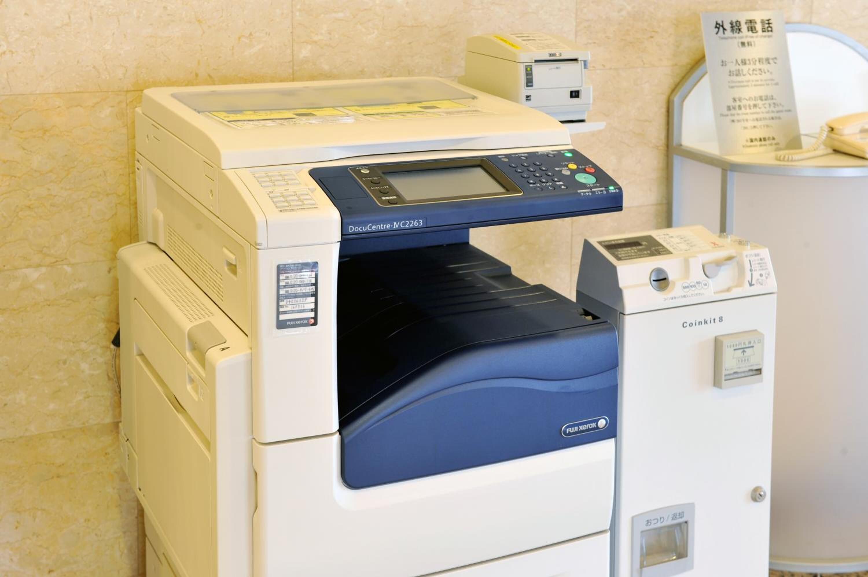Een multifunctionele printer met documentinvoer en een faxapparaat.