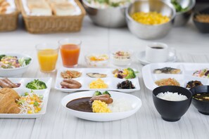 بوفيه فطور مجانًا يوميًا