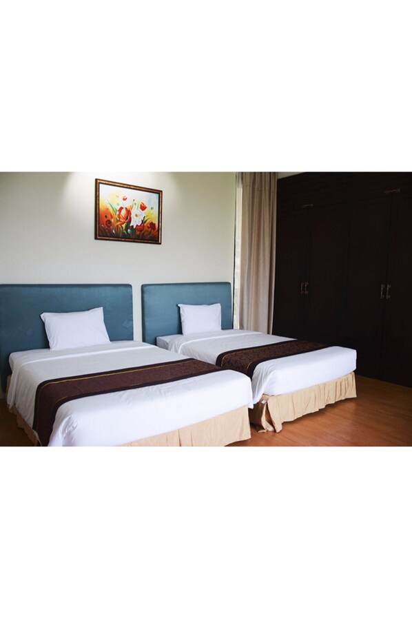 Luxury Twin Room, Mountain View | Minibar, in-room safe, desk, blackout curtains