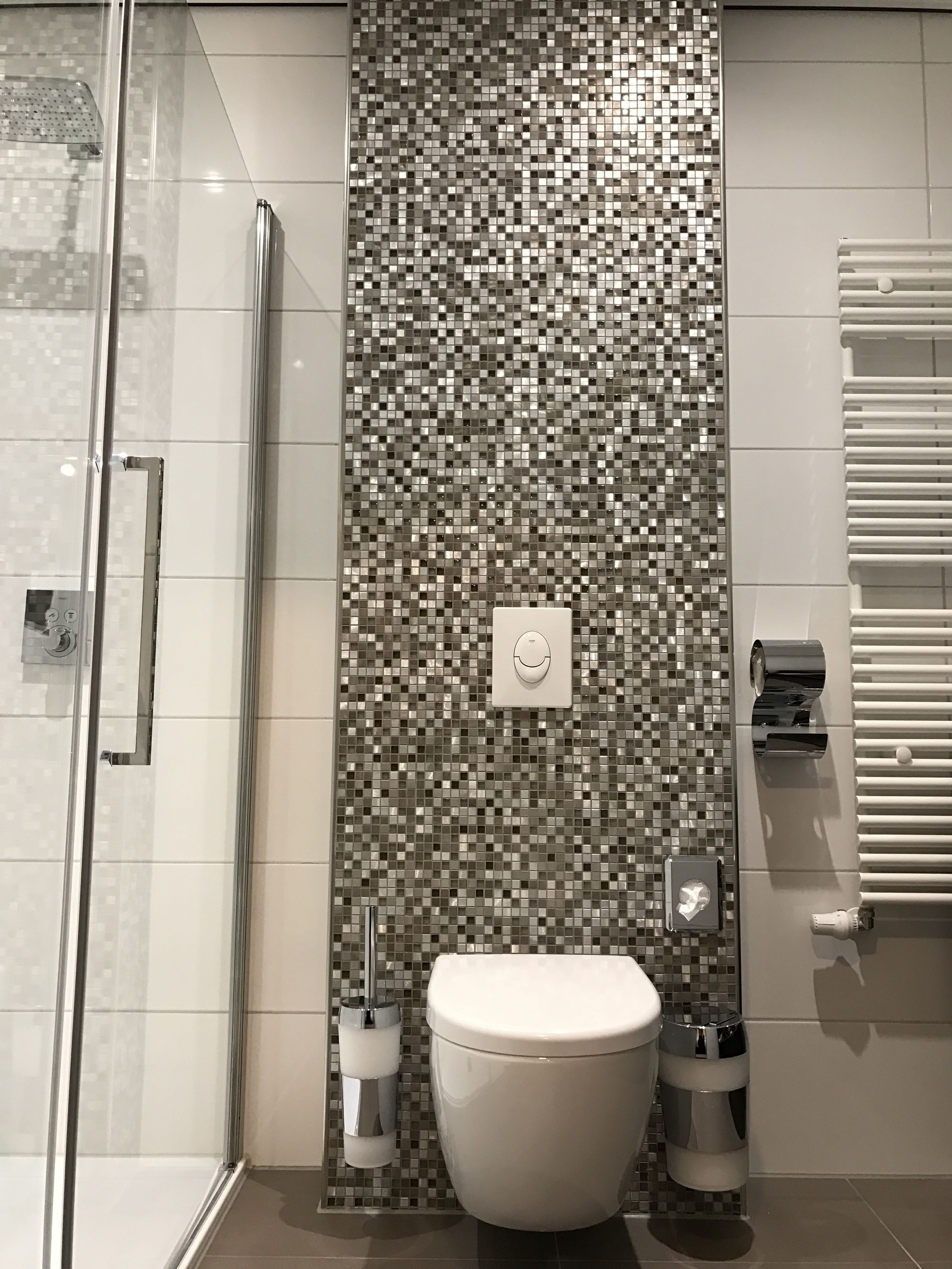 deluxe studio suite (apartment) | bathroom | shower, free toiletries, hair dryer, towels