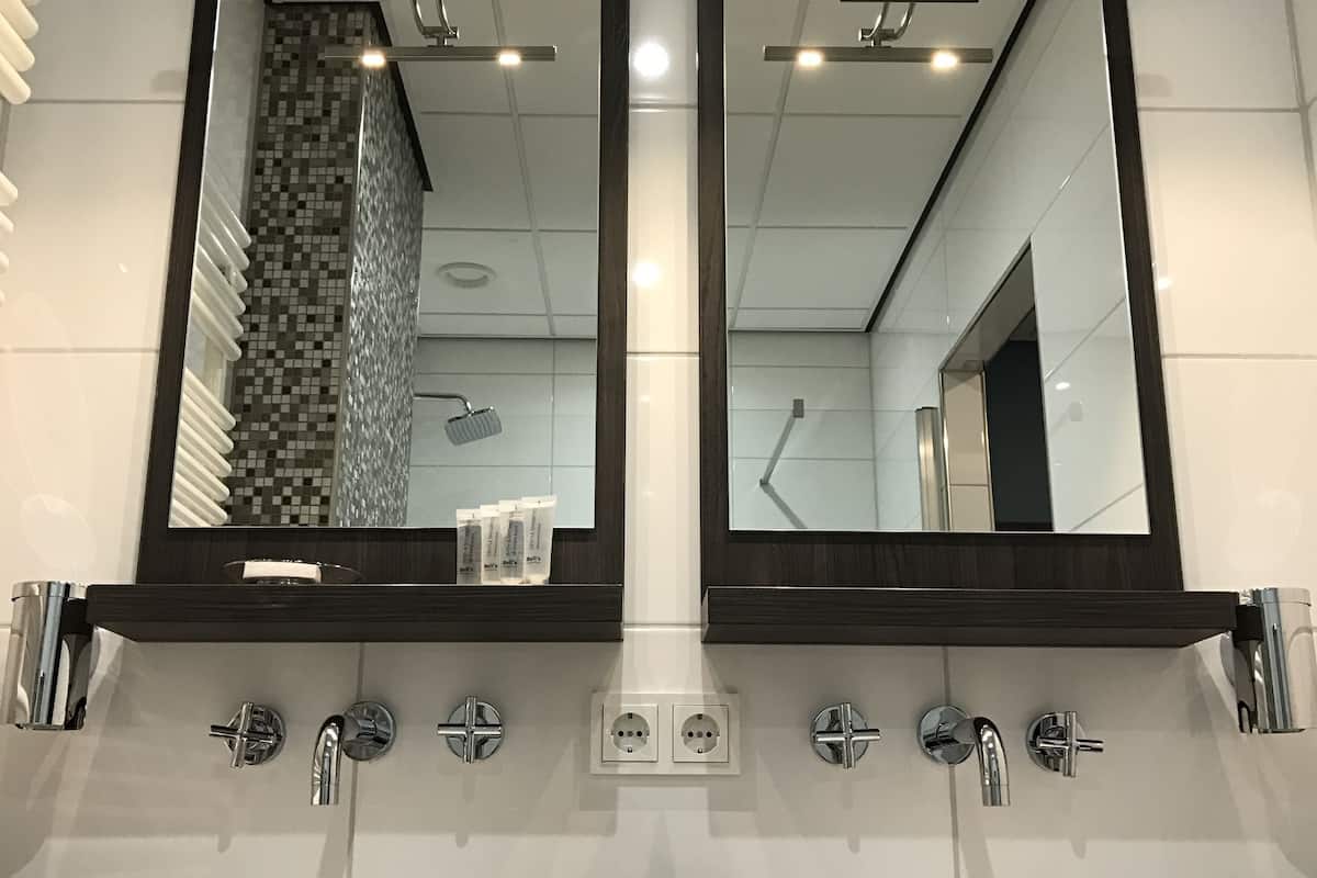 deluxe studio suite (apartment) | bathroom | shower, free toiletries, hair dryer, towels