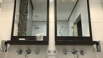 Studiosvit Deluxe (Apartment) | Badrum | Dusch, gratis toalettartiklar, hårtork och handdukar