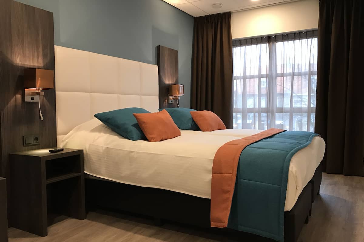 comfort double room | 1 bedroom, in-room safe, desk, soundproofing