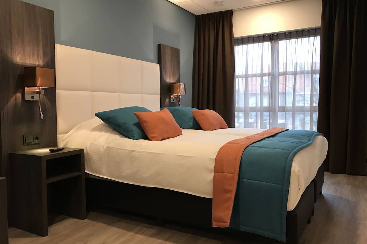 Comfort Double Room | In-room safe, desk, soundproofing, iron/ironing board
