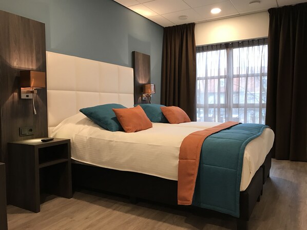 Comfort-Doppelzimmer | Zimmersafe, Schreibtisch, schallisolierte Zimmer, Bügeleisen/Bügelbrett